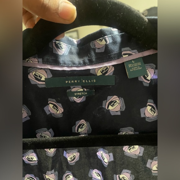 Large perry Ellis shirt with flower design it’s a dark blue shirt - Picture 3 of 3